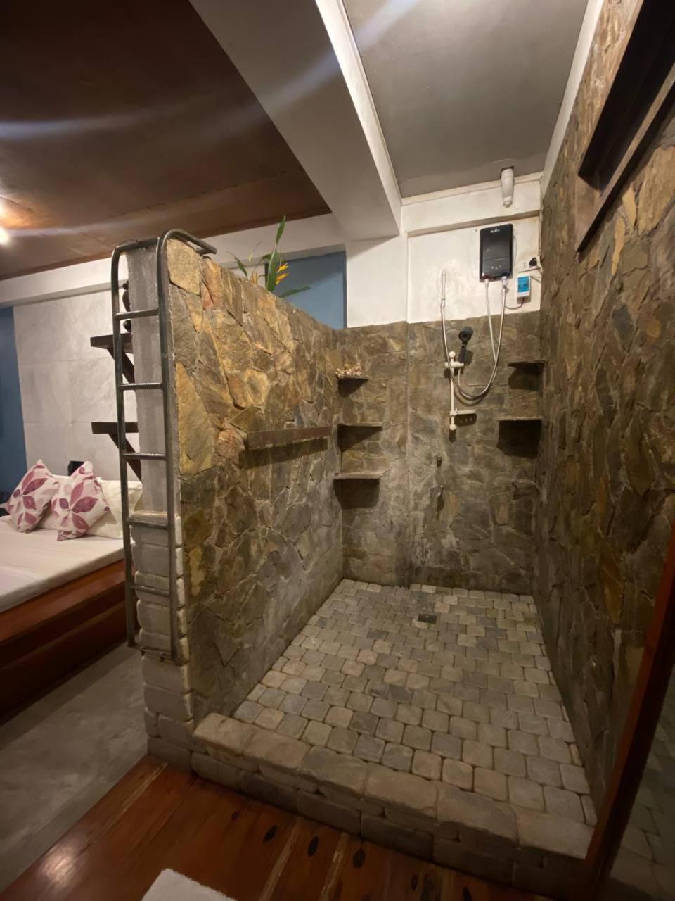 Stone Creek House Bed & Breakfast Romblon Eksteriør bilde